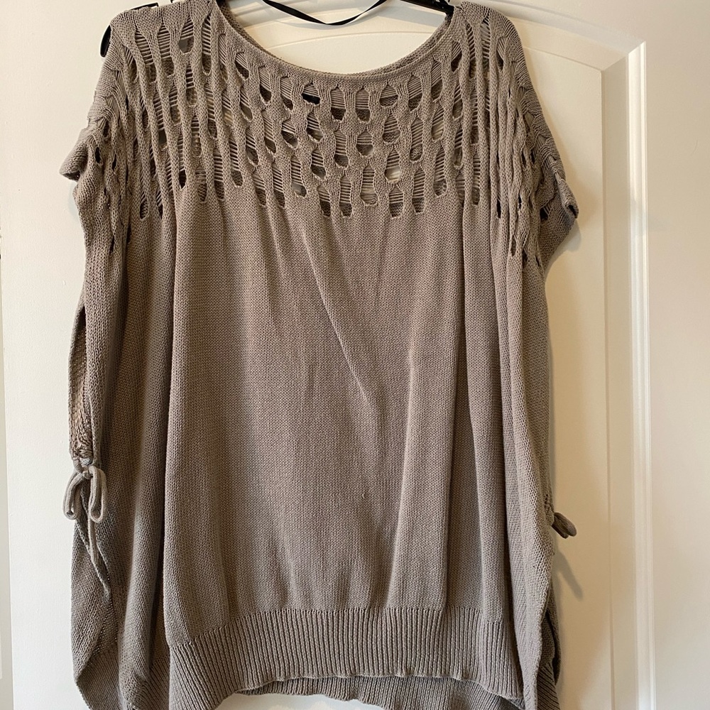 Vera Wang short sleeve sweater with side split